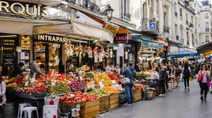 Marché animé en plein air avec étals de fruits et légumes frais à Paris