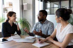 découvrez des exemples concrets de communication non violente au travail pour favoriser un climat serein, améliorer les relations professionnelles et renforcer la coopération entre collègues.