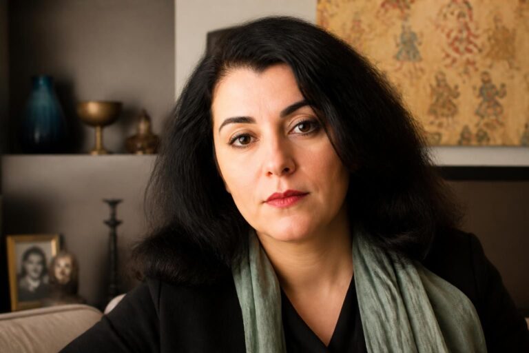 découvrez la biographie complète de marjane satrapi, ses origines familiales, et les dernières actualités la concernant.